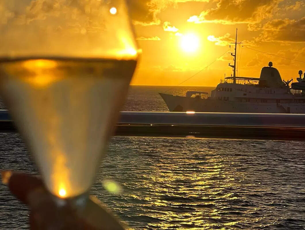 These latest pictures of Priyanka Chopra and Nick Jonas chilling on a yacht go viral