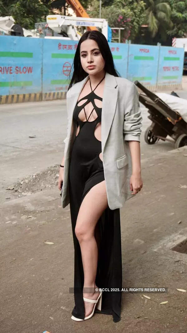 #ETimesSnapped: From Miss Universe Harnaaz Sandhu to Janhvi Kapoor, paparazzi pictures of your favourite celebs