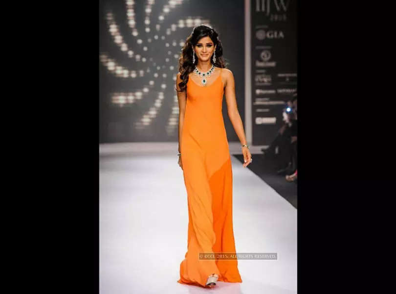 Five times Sushrii Shreyaa Mishra walked the runway in style!