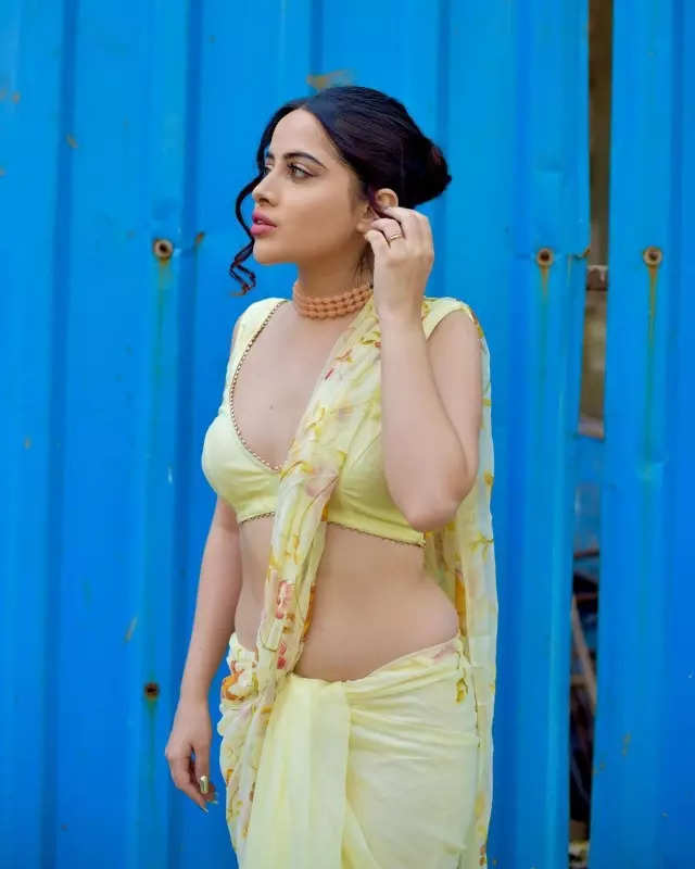 Urfi Javed commands attention with unconventional outfits, bewitching pictures make heads turn