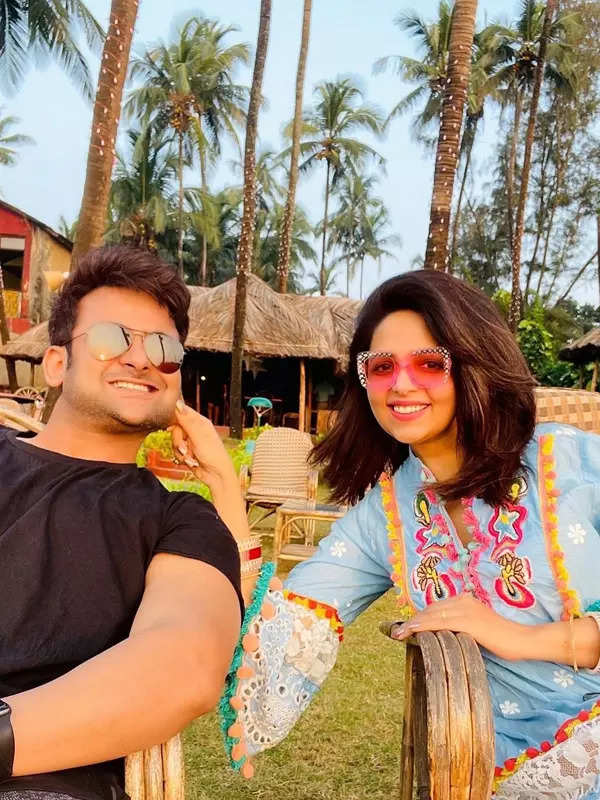 Sugandha Mishra and Sanket Bhosale are giving us major couple goals with their Goa vacation pictures
