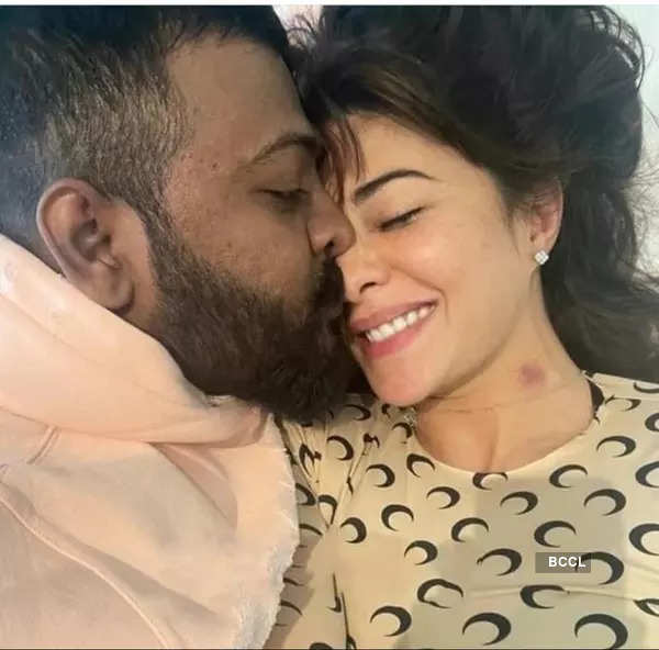 Intimate pictures of Jacqueline Fernandez and conman Sukesh Chadrasekhar go viral; hickey mark sets the tongues wagging