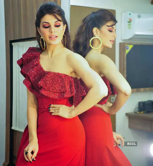 Intimate pictures of Jacqueline Fernandez and conman Sukesh Chadrasekhar go viral; hickey mark sets the tongues wagging