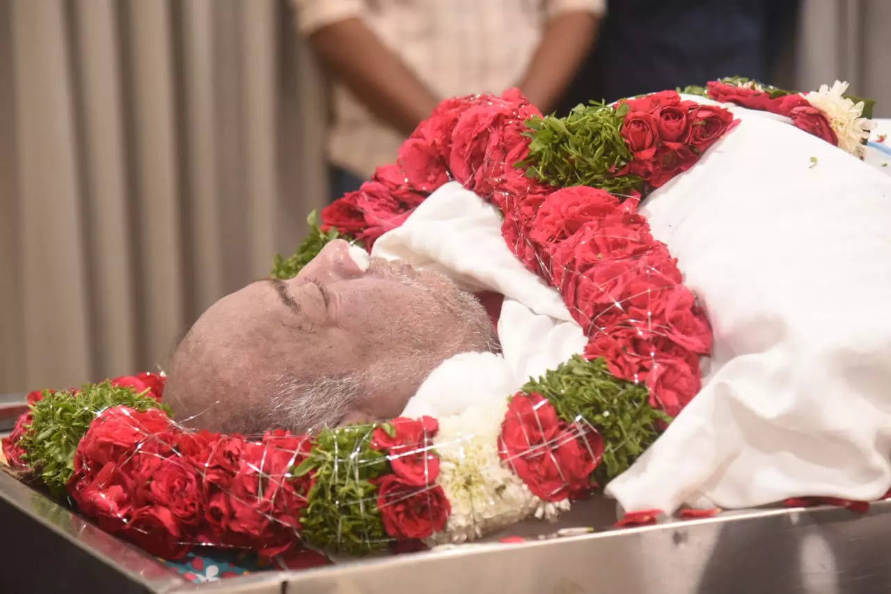 , Mahesh Babu&#8217;s parents pay last respect to Ramesh Babu, The World Live Breaking News Coverage &amp; Updates IN ENGLISH