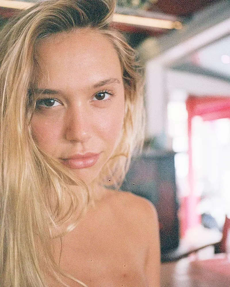 Internet sensation Alexis Ren steams up the cyberspace with her bewitching pictures