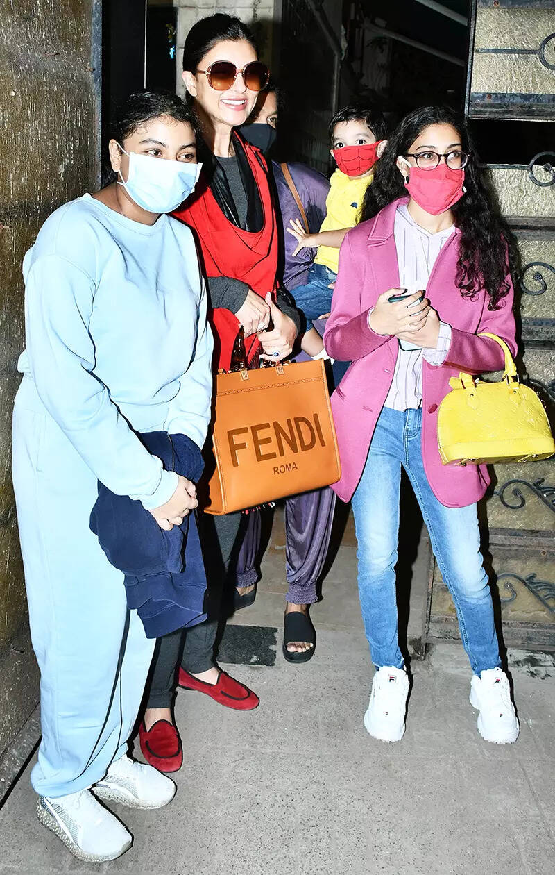 These new happy pictures of Sushmita Sen with her baby boy and daughters go viral