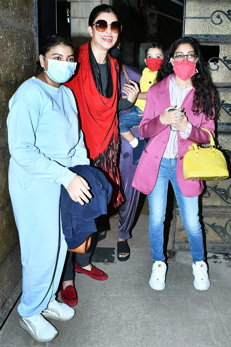 These new happy pictures of Sushmita Sen with her baby boy and daughters go viral