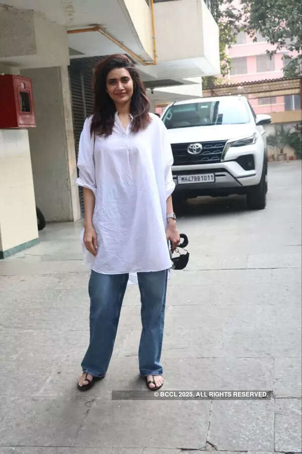 #ETimesSnapped: From Kriti Sanon to Pooja Hegde, paparazzi pictures of your favourite celebs