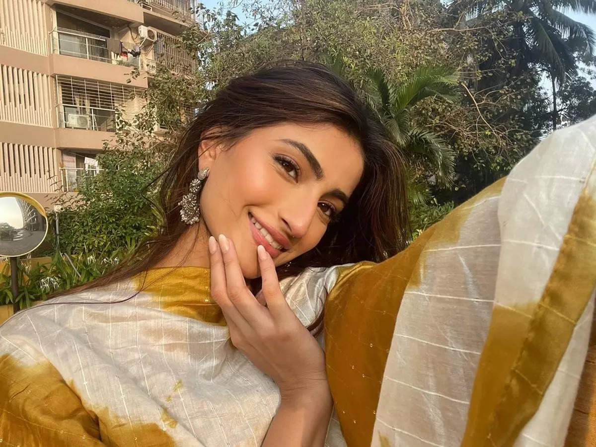 Palak Tiwari shares sun-kissed pictures in purple crop top and printed pants