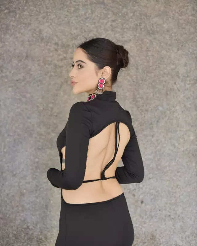 Urfi Javed commands attention with unconventional outfits, bewitching pictures make heads turn