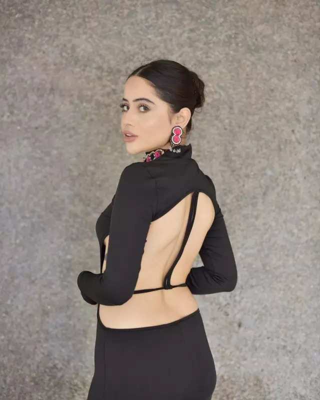 Urfi Javed commands attention with unconventional outfits, bewitching pictures make heads turn