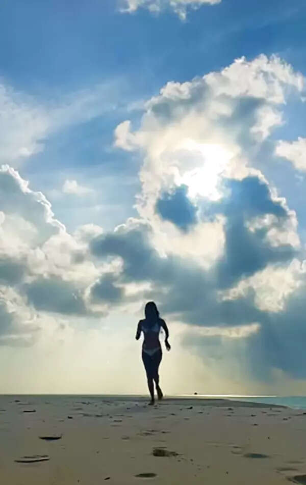 These mesmerising bikini pictures of Kiara Advani from her beach vacation prove she is a water baby