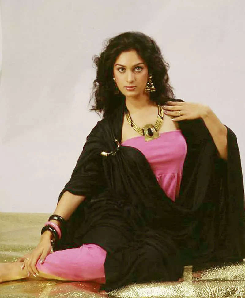ETimesTrendsetters: Meenakshi Seshadri, the 'Damini' actress who kept her  style subtle yet glamorous
