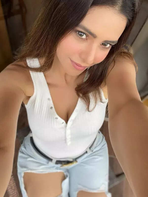 <BR> sets the temperature soaring with these pictures!