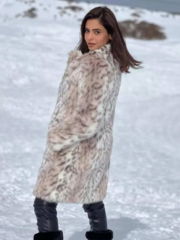 <BR> sets the temperature soaring with these pictures!