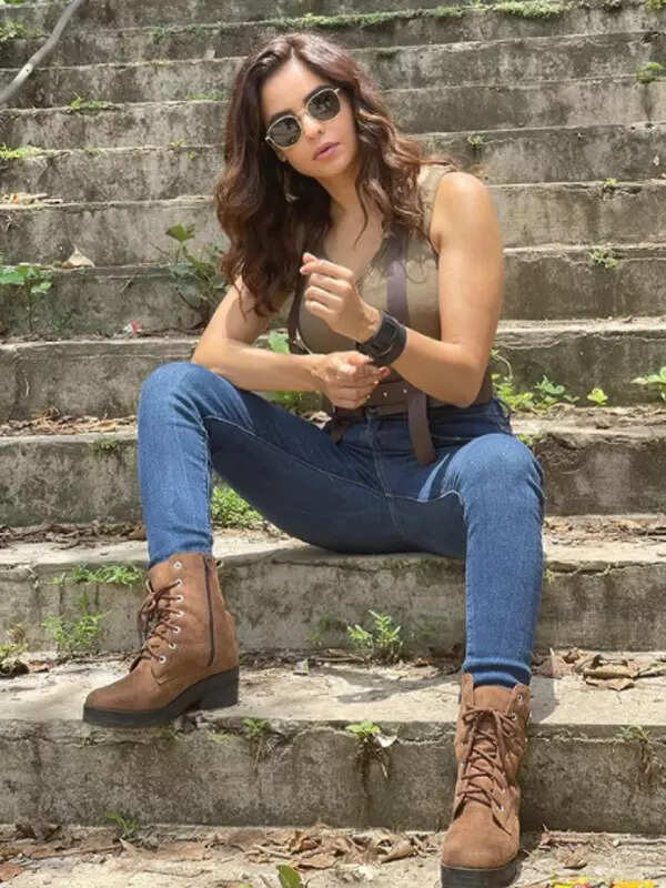 <BR> sets the temperature soaring with these pictures!