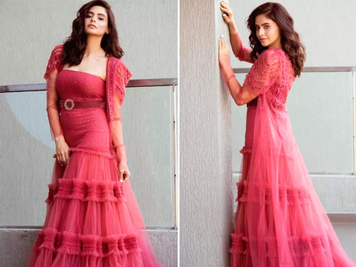 <BR> sets the temperature soaring with these pictures!