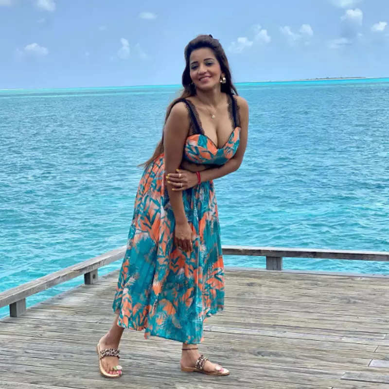 Bhojpuri actress Monalisa flaunts her toned body & tan in these lovely throwback pictures from her beach vacation