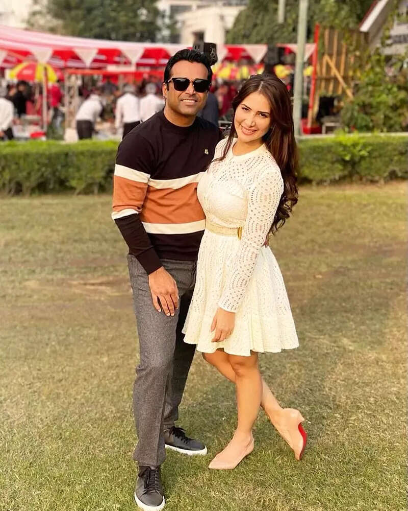Leander Paes shares magical PDA moments with ladylove Kim Sharma on her birthday