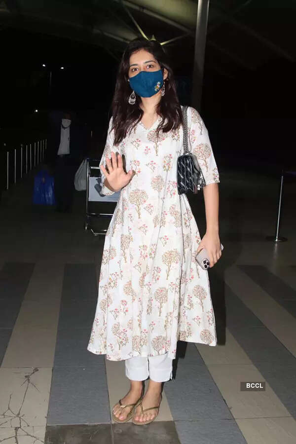 #ETimesSnapped: From Malaika Arora to Shriya Saran, paparazzi pictures of your favourite celebs