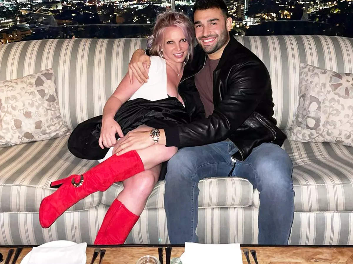 These mushy pictures of Britney Spears and fiancé Sam Asghari speak volumes of love