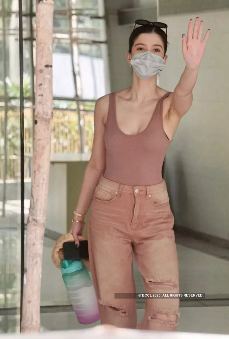 #ETimesSnapped: From Katrina Kaif to Shanaya Kapoor, paparazzi pictures of your favourite celebs