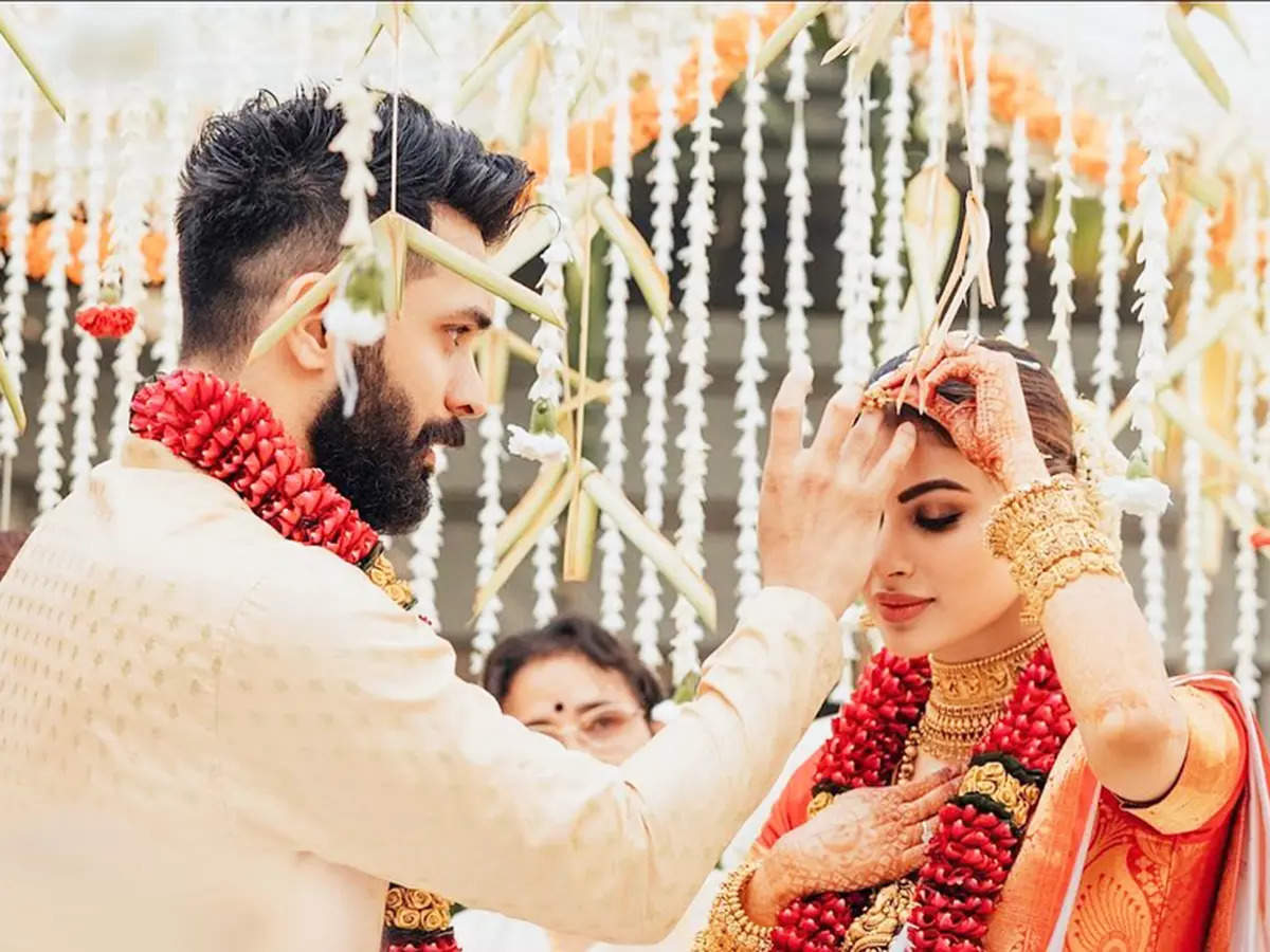 Mouni Roy and Suraj Nambiar wedding Photos: Mesmerising pictures of Mouni  Roy in a silk and temple jewellery from her Malayali wedding with  businessman Suraj Nambiar