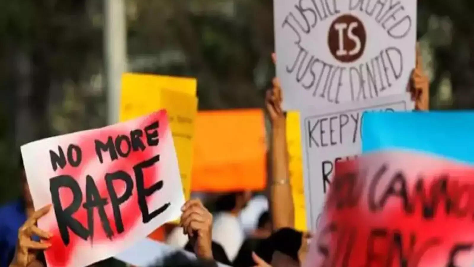 delhi-woman-attacked-paraded-with-garland-of-slippers