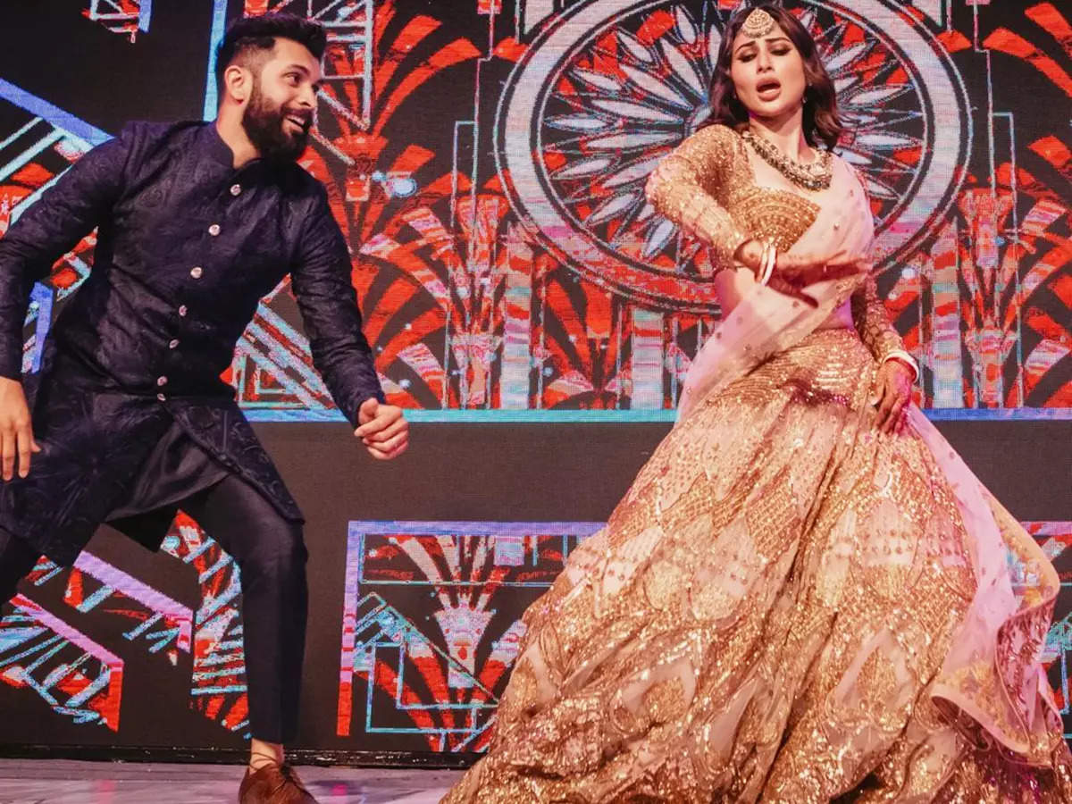 These new pictures of Mouni Roy and Suraj Nambiar shaking their legs at the Sangeet party will make you hit the dance floor