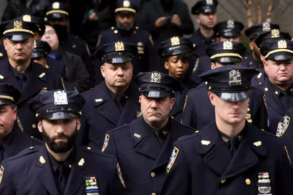 New York: Thousands attend funeral for slain NYPD officer