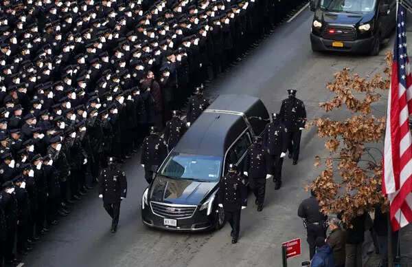 New York: Thousands attend funeral for slain NYPD officer