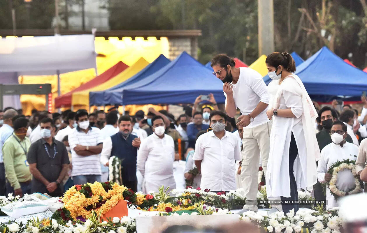 These pictures of Shah Rukh Khan offering Dua for Lata Mangeshkar at her funeral will leave you emotional