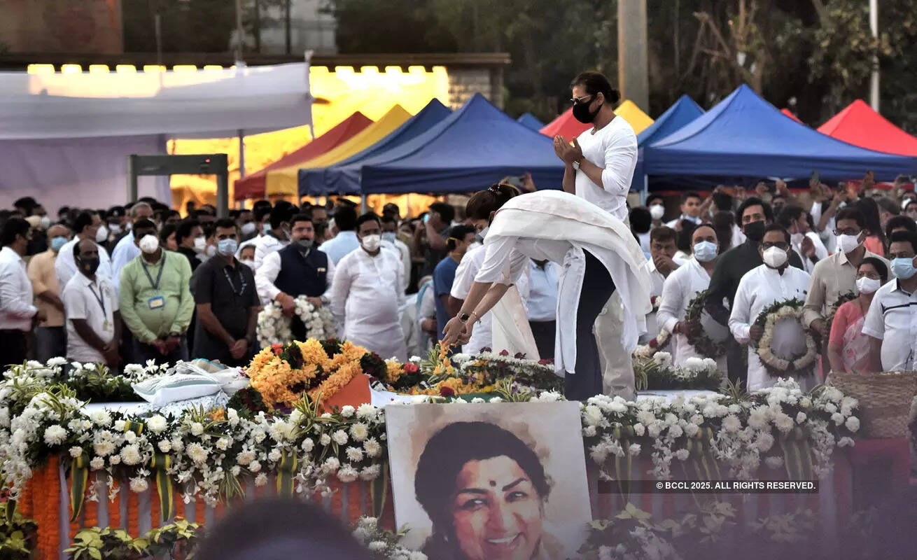These pictures of Shah Rukh Khan offering Dua for Lata Mangeshkar at her funeral will leave you emotional
