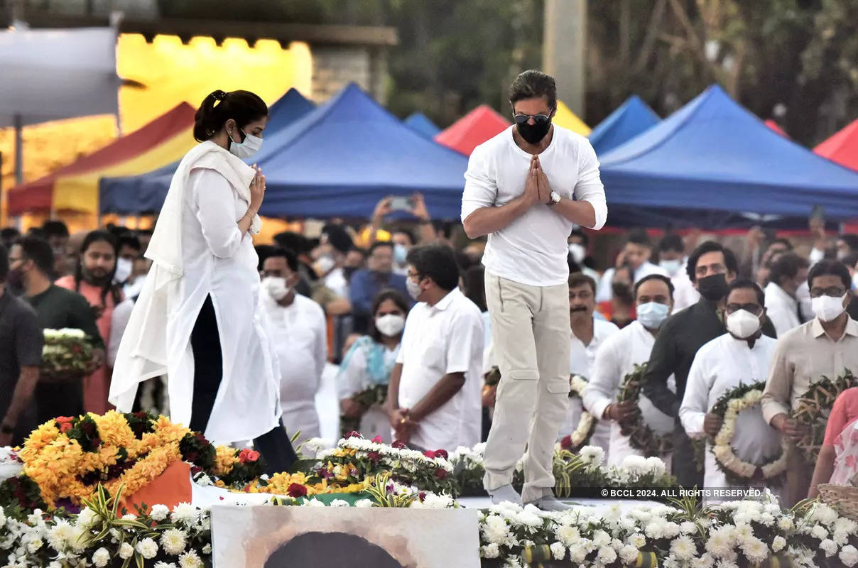 These pictures of Shah Rukh Khan offering Dua for Lata Mangeshkar at her funeral will leave you emotional
