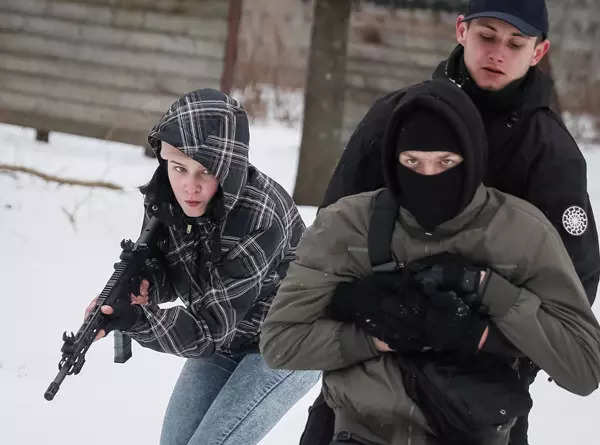 These pictures show how civilians learn fighting tactics amid Russian threat