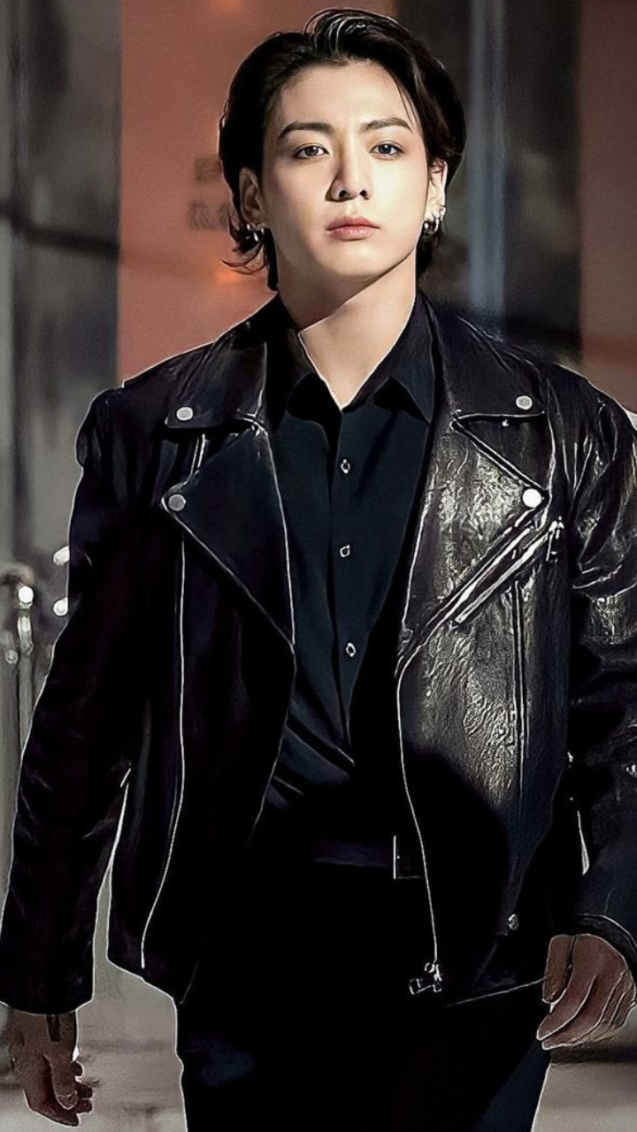 I Srsly need to see jungkook wearing this leather jacket and black
