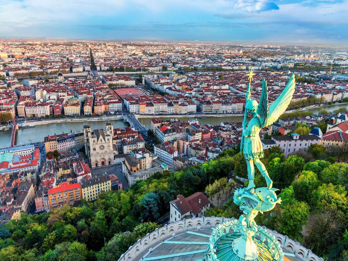 France travel update: COVID test rules to be dropped for vaccinated travellers France travel update: COVID test rules to be dropped for vaccinated travellers