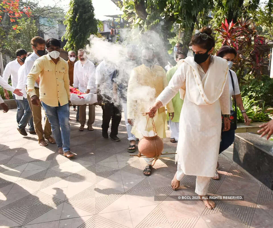 Pictures of Raveena Tandon breaking gender stereotypes by performing the last rites of her father go viral!