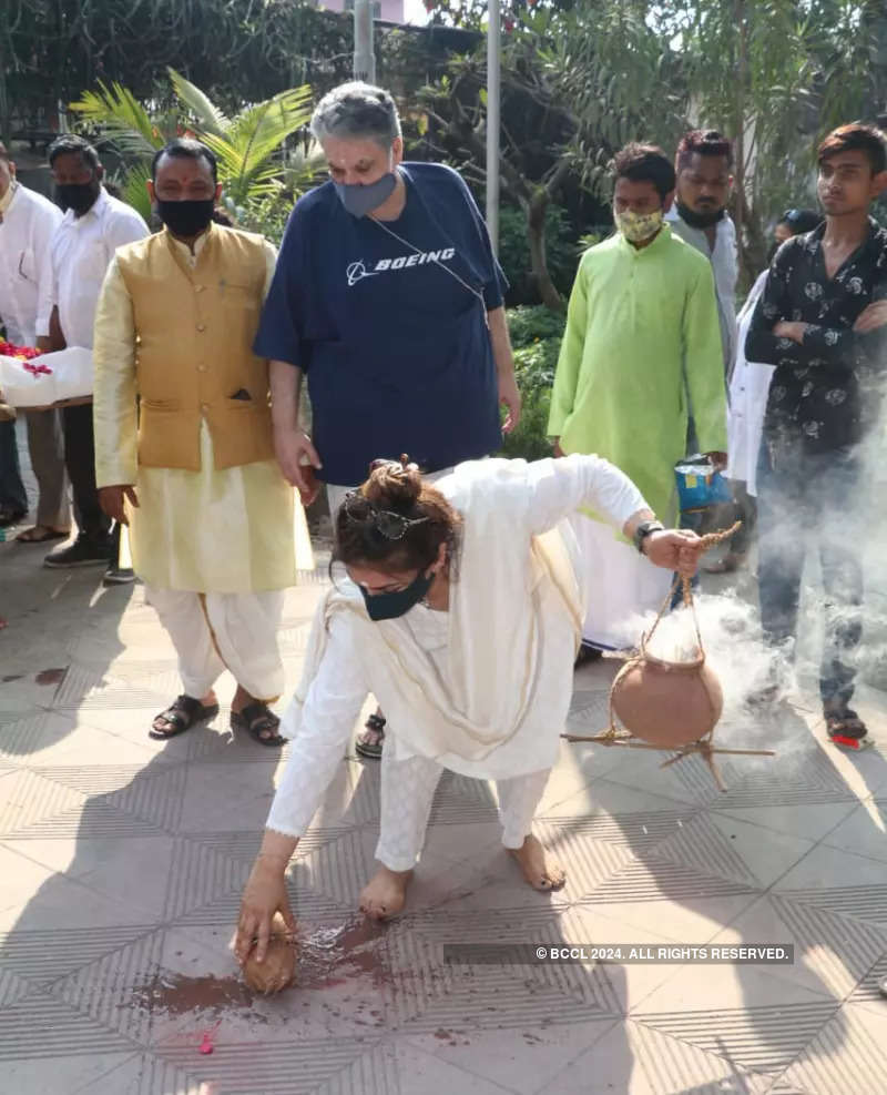 Pictures of Raveena Tandon breaking gender stereotypes by performing the last rites of her father go viral!