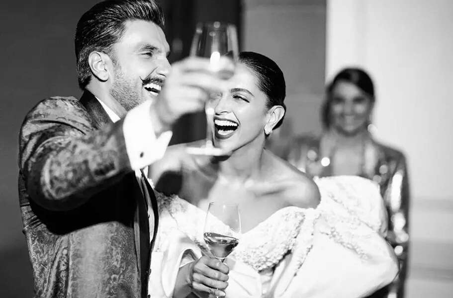 This kissing picture of Deepika Padukone and Ranveer Singh is breaking the internet
