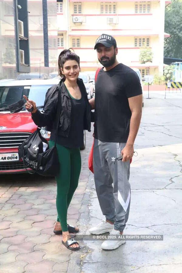 #ETimesSnapped: From Aamna Sharif to Neha Sharma, paparazzi pictures of your favourite celebs