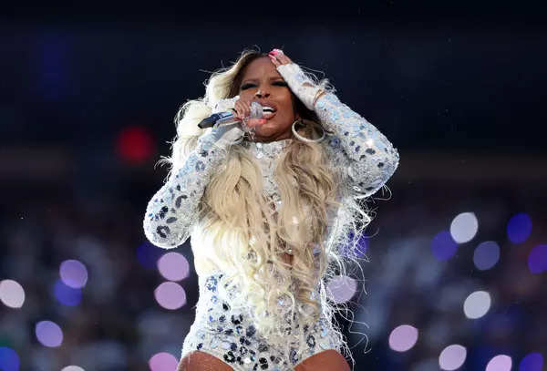 35 pictures from Super Bowl halftime show in California