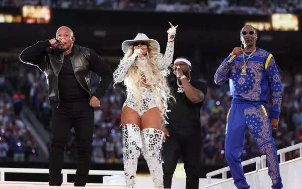 35 pictures from Super Bowl halftime show in California
