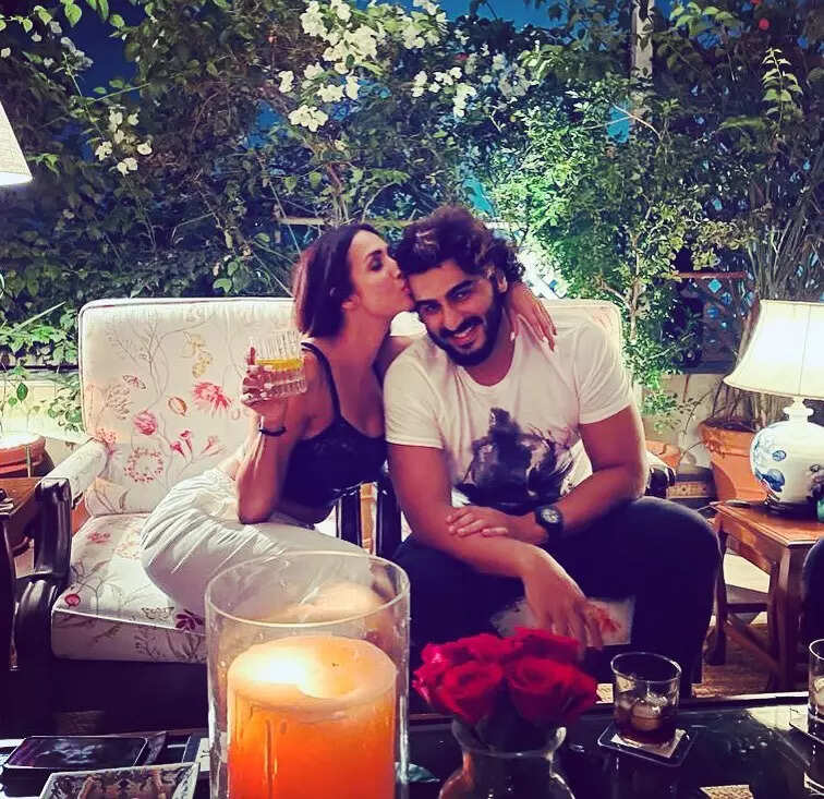 This romantic picture of Malaika Arora and Arjun Kapoor on Valentine&rsquo;s Day scream love