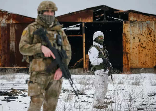 Tensions mount in Ukraine crisis; see pics