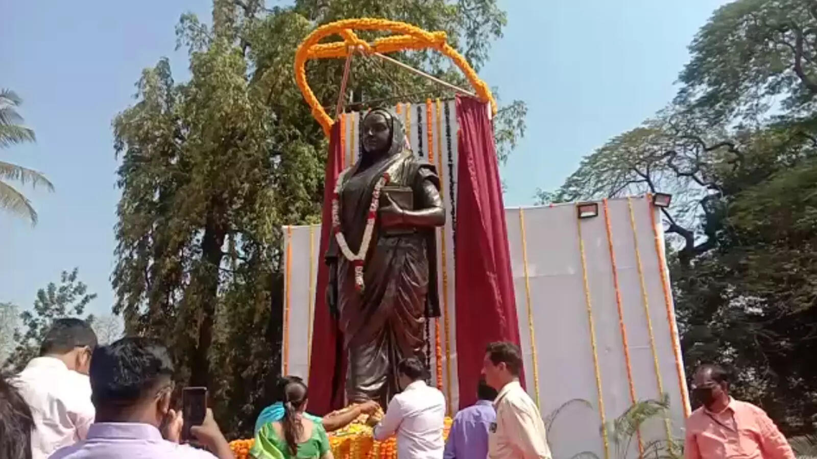 savitribai phule: Maharashtra Governor unveils Savitribai Phule statue ...