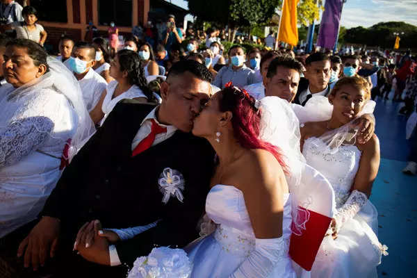 30 pictures from Valentine's Day celebration around the world