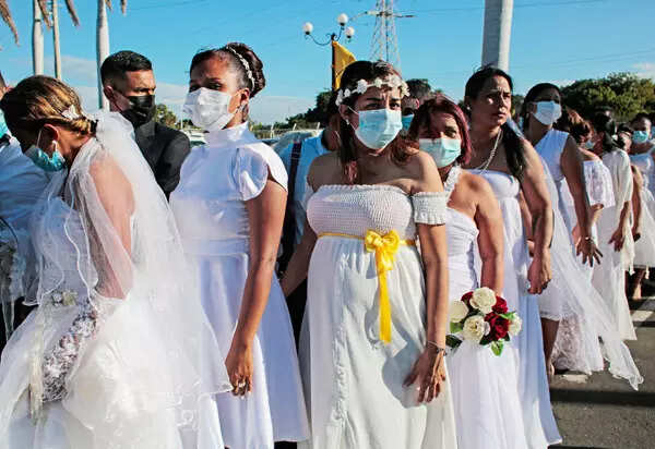 30 pictures from Valentine's Day celebration around the world