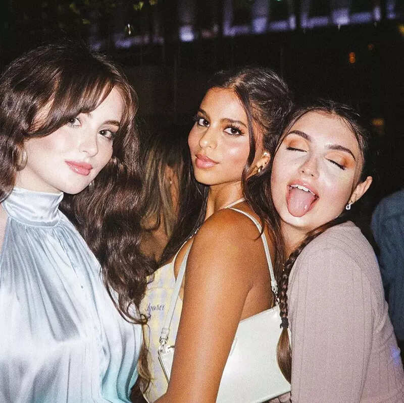 These mesmerising pictures of Suhana Khan in a red saree will leave you spellbound