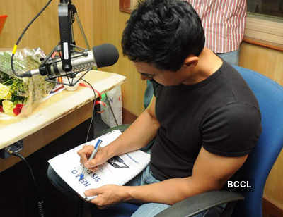 Aamir Khan visits Radio City